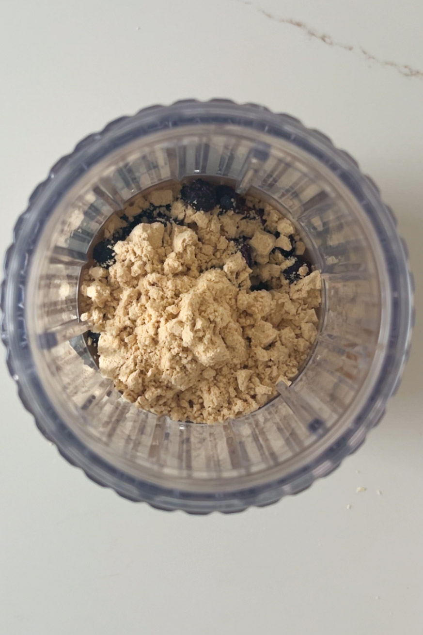 Una batidora de batidos proteicos rellena de una mezcla de harina y avena.