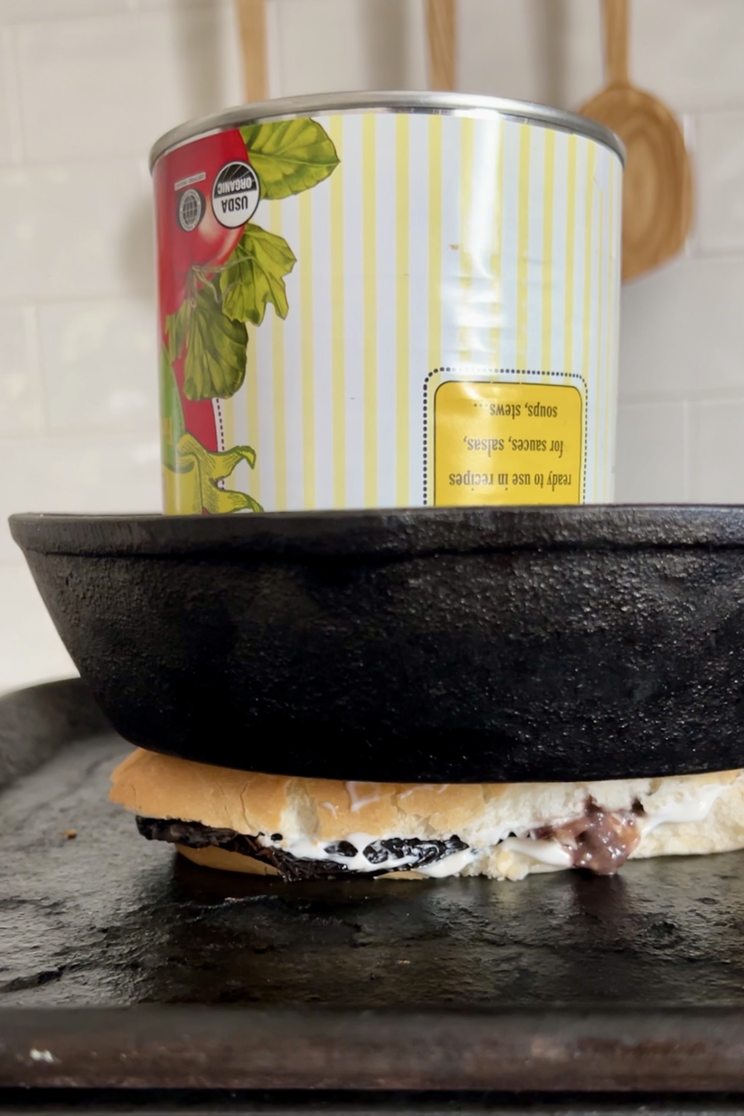 Una sartén con una torta de chile ancho junto a una lata.