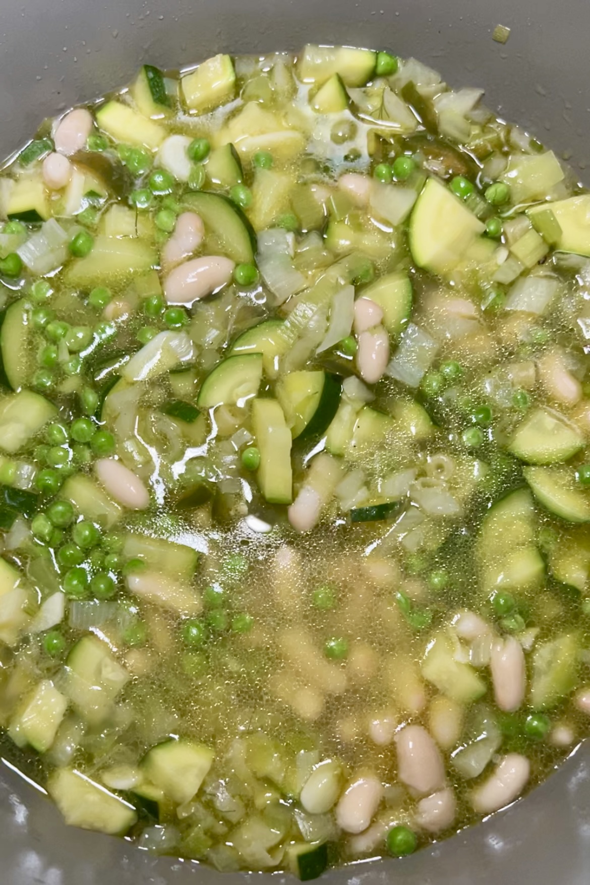 minestrone verde en una olla