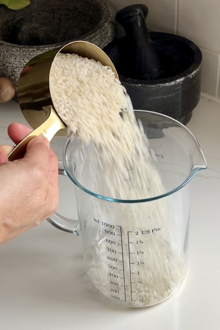 verter el arroz en un vaso medidor