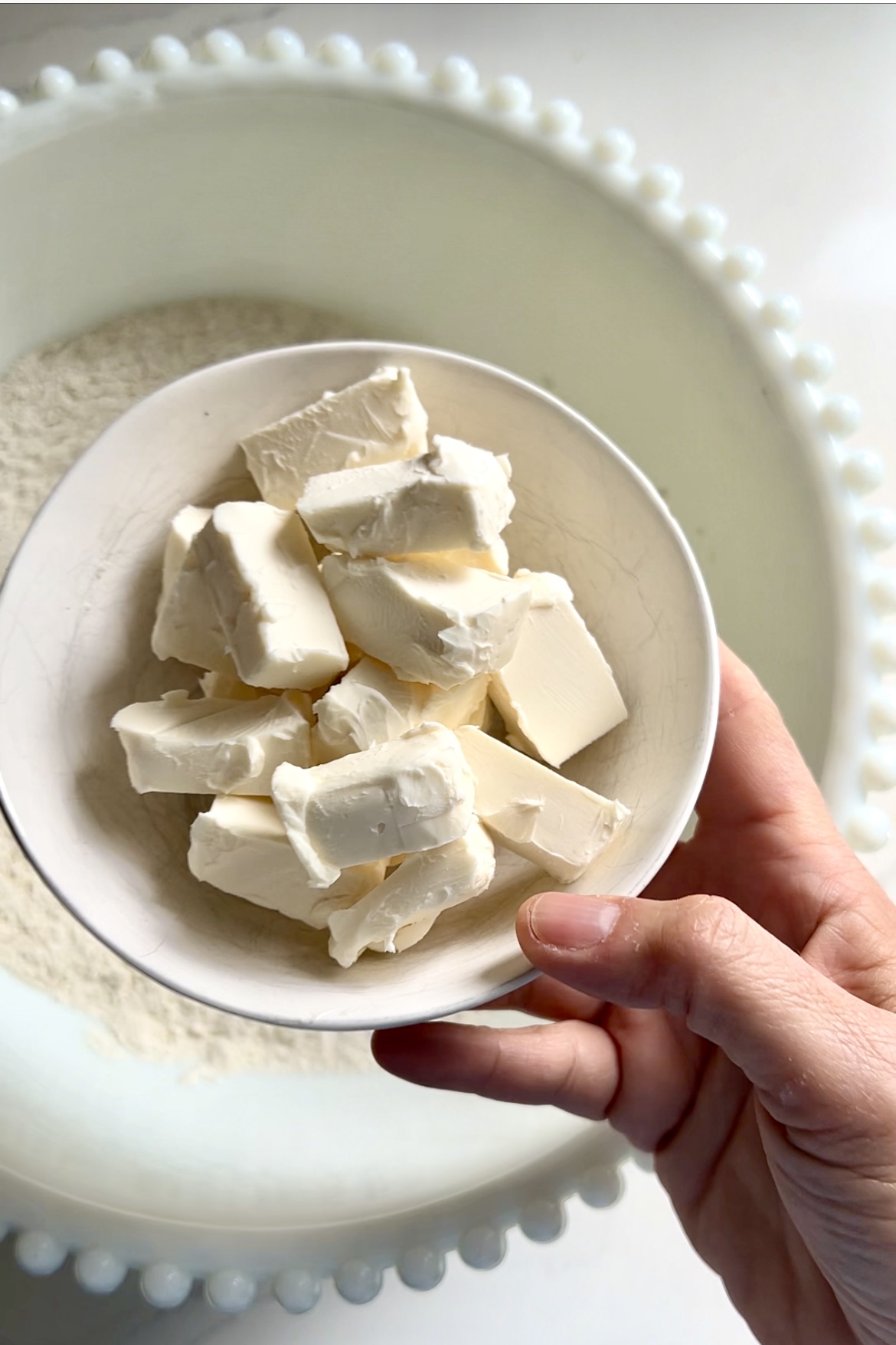 mantequilla en cubos en un tazón blanco