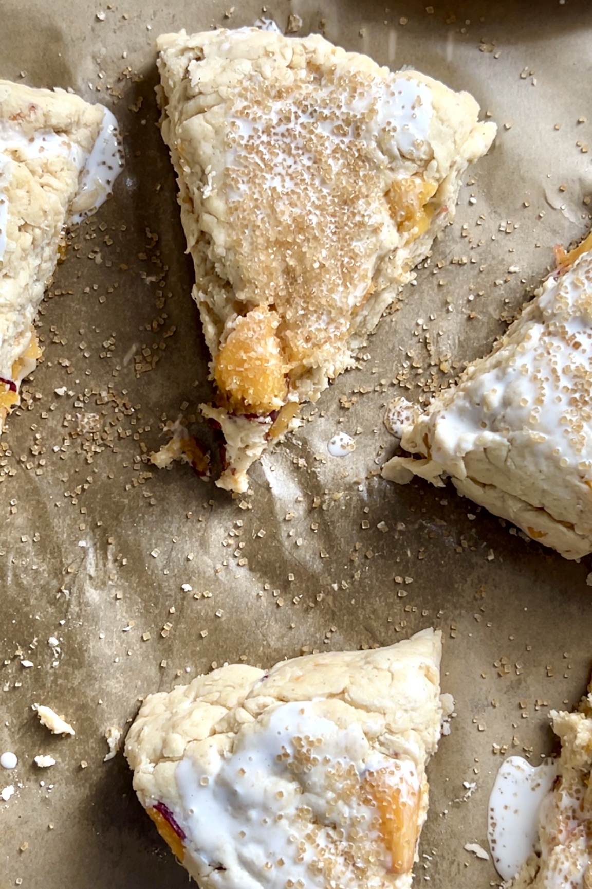 scones antes de meter al horno barnizados con crema de coco y espolvoreados con azucar gruesa