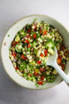 Ensalada de elote con tomates cherry y aguacate